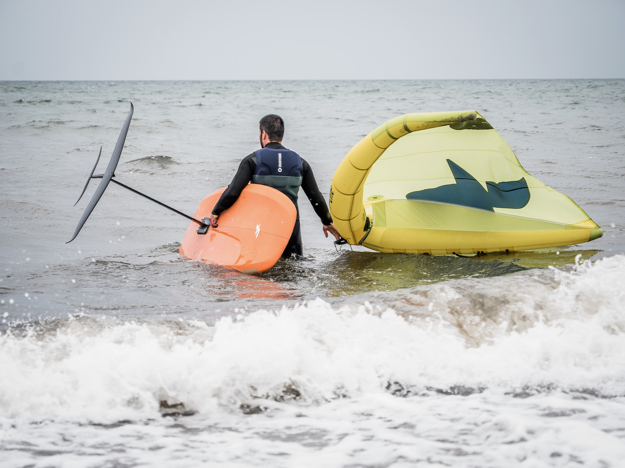 Chris Wingfoilen Fehmarn Chris zeigt wie man richtig das Wingfoil Material in's Wasser trägt
