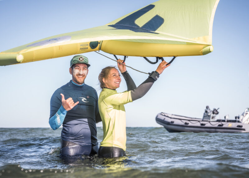 Kim_Schulen_Wulfen_fehmarn Wingfsurfer Einsteigerkurs am Binnensee mit dem Schulungsboot im Hintergrund