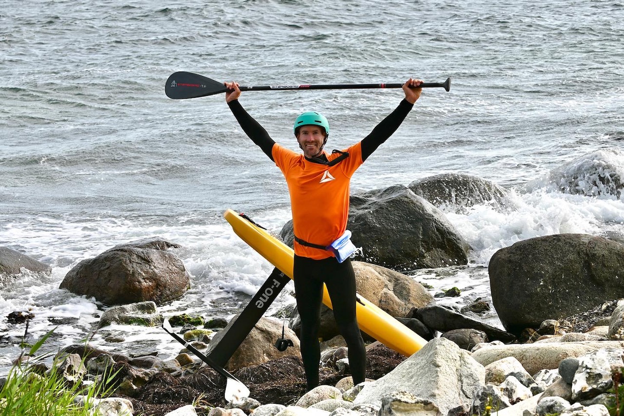 Malte beim Downwinder Vorbereitung mit dem SUP Foil nach Großenbrode