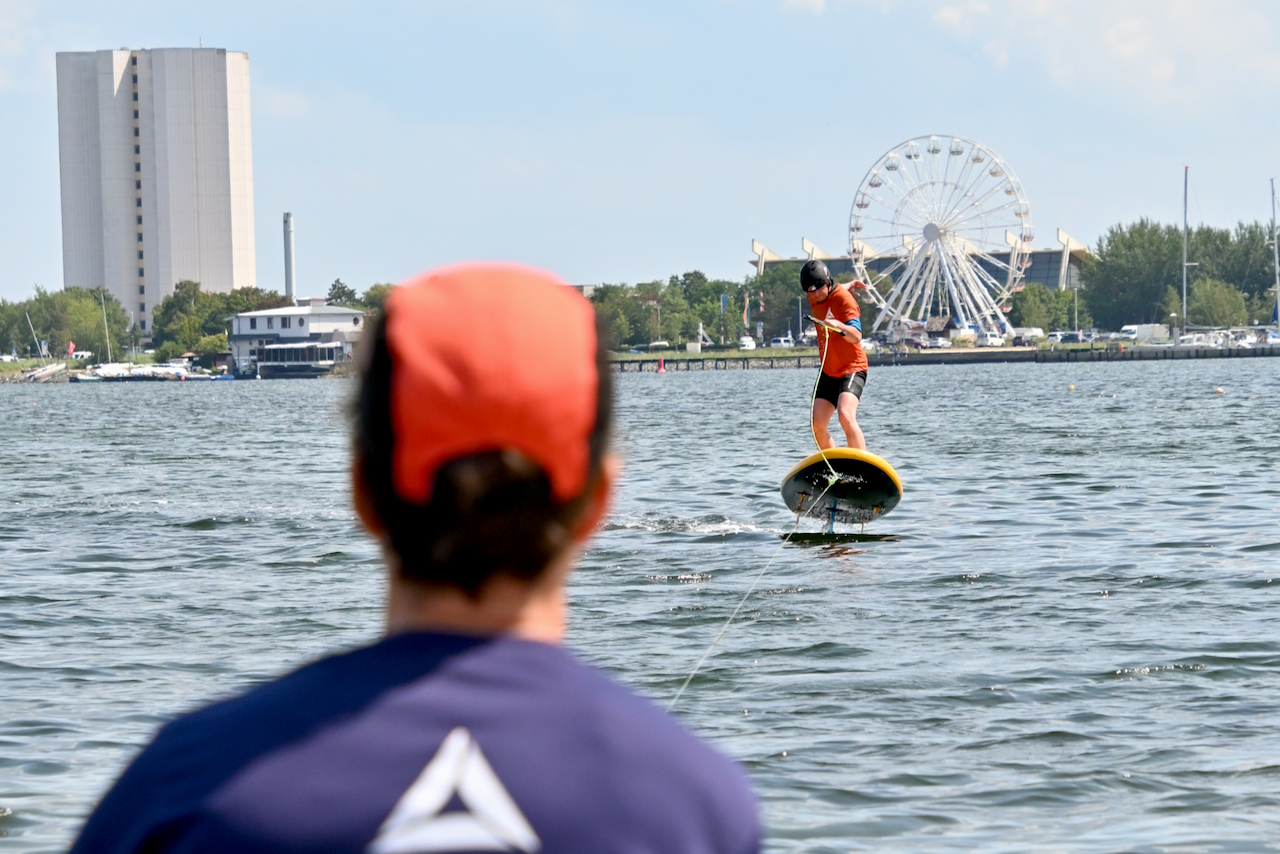 Foil courses on the winch - group of students taking part in winch training