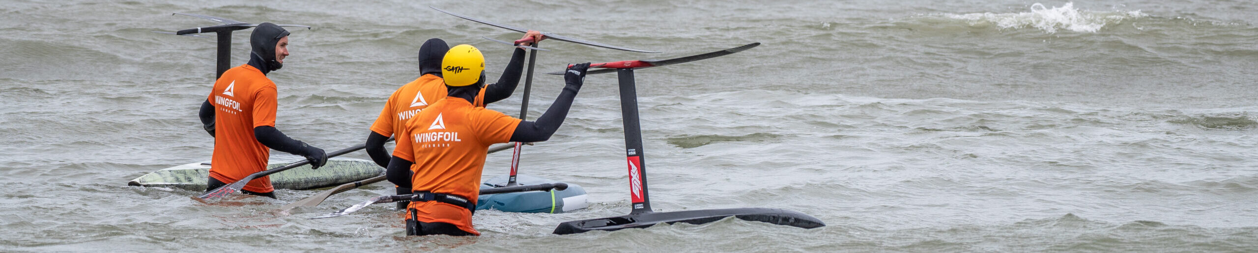 SUP Downwindfoiler auf Fehmarn im Wasser.
