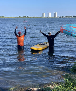 Lehrer Kim mit einem Wingfoil Schüler auf Fehmarn am Binnensee