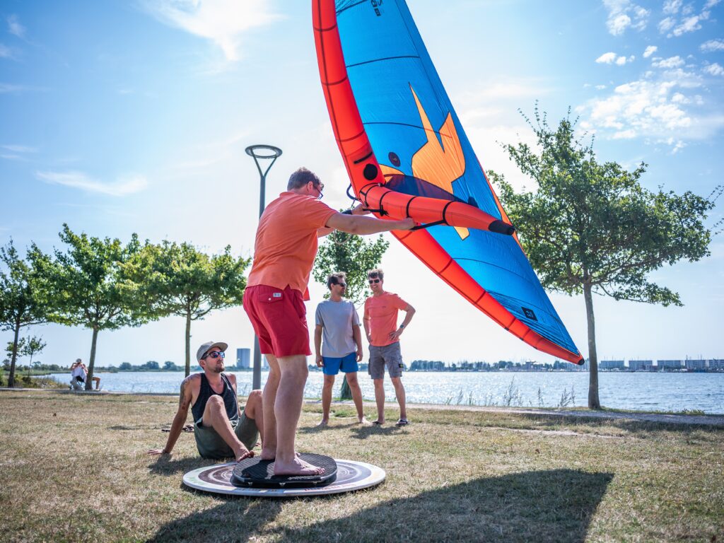 Wingfoil Schüler auf dem Trockentrainer