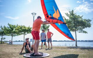 Wingfoil Schüler auf dem Trockentrainer