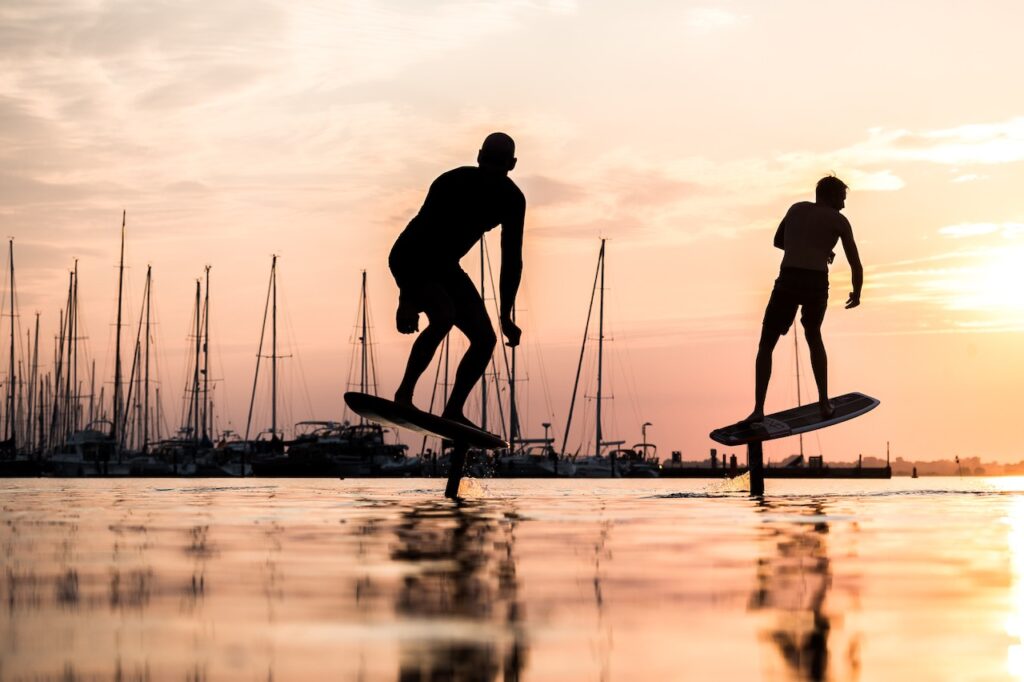 Pumpfoilen auf Fehmarn beim Foilfestival 2025 – sportlicher Einsatz auf flachem Wasser