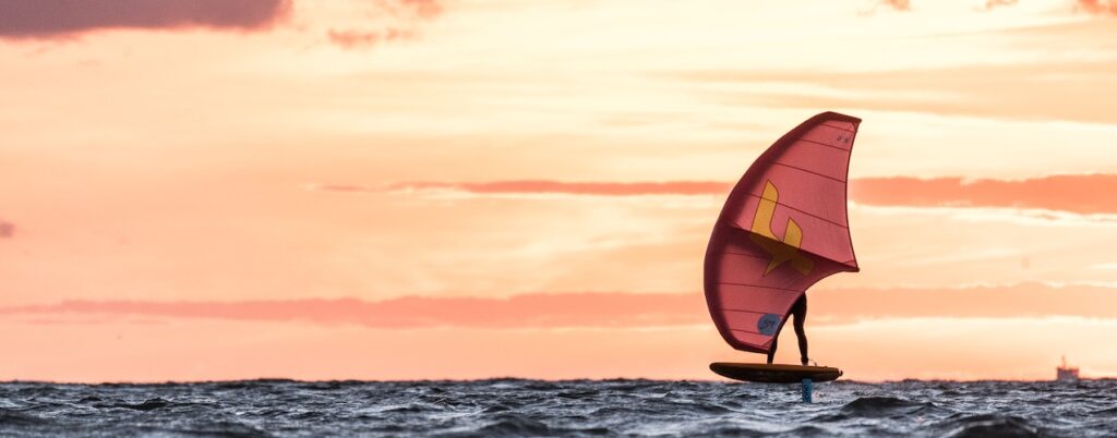 Wingfoiler_Altenteil4 Sonnenuntergang über der Ostsee beim Wingfoilen – ein stilvolles Geschenk für Abenteurer