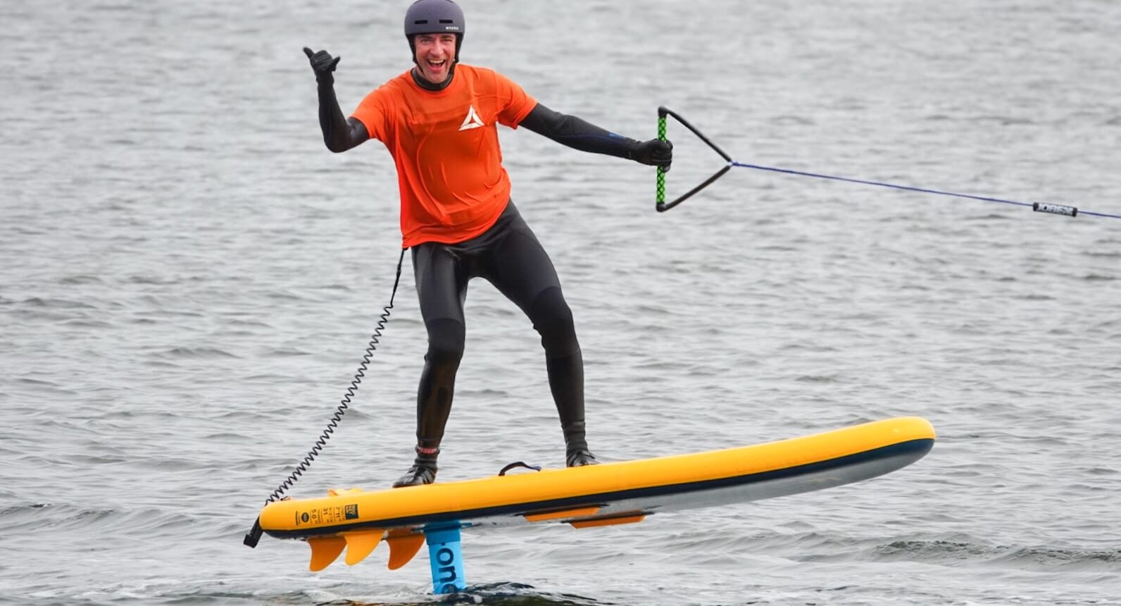 Wingfoil-Schüler fliegt bei Schrittgeschwindigkeit