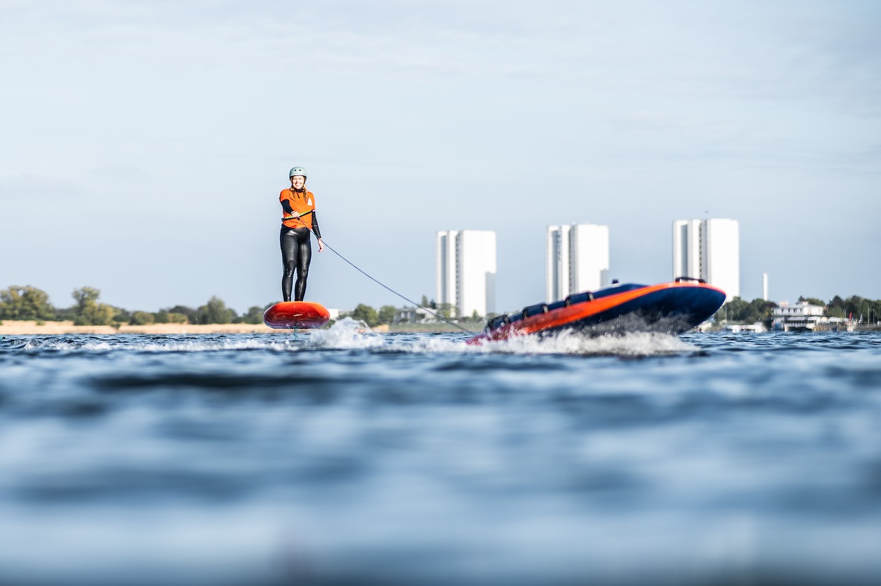 Wingfoilerin beim Foiltraining am Tow Boogie im Kurs