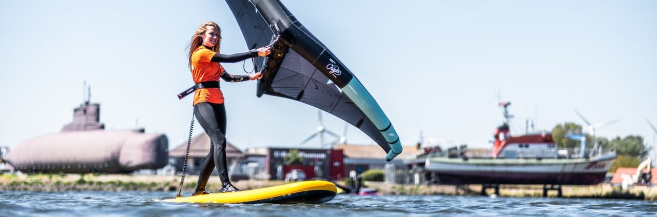 Wingfoil Girlscamp Fehmarn vor dem Uboot auf Fehmarn