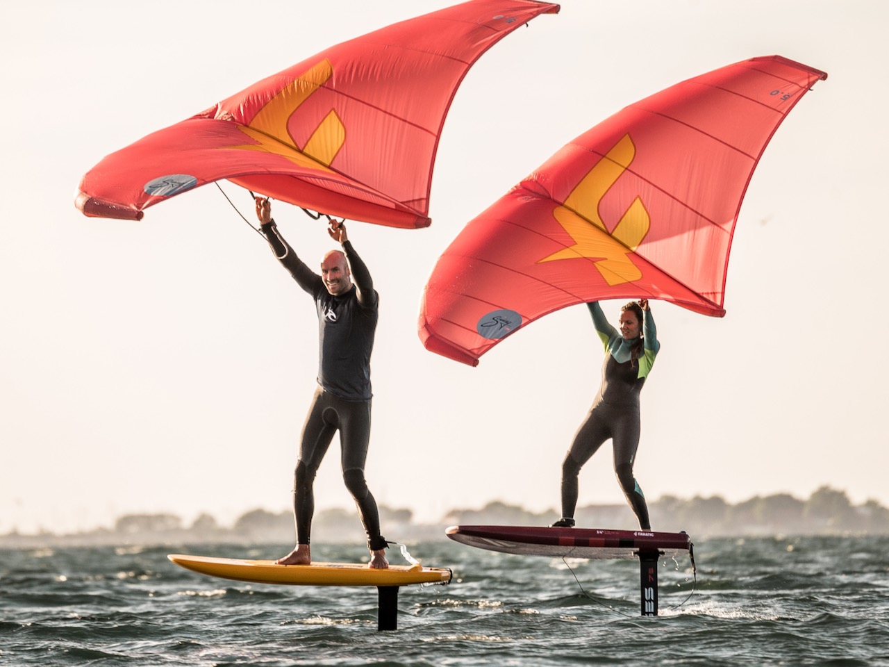 2 Wingfoiler im Fehmarnsund