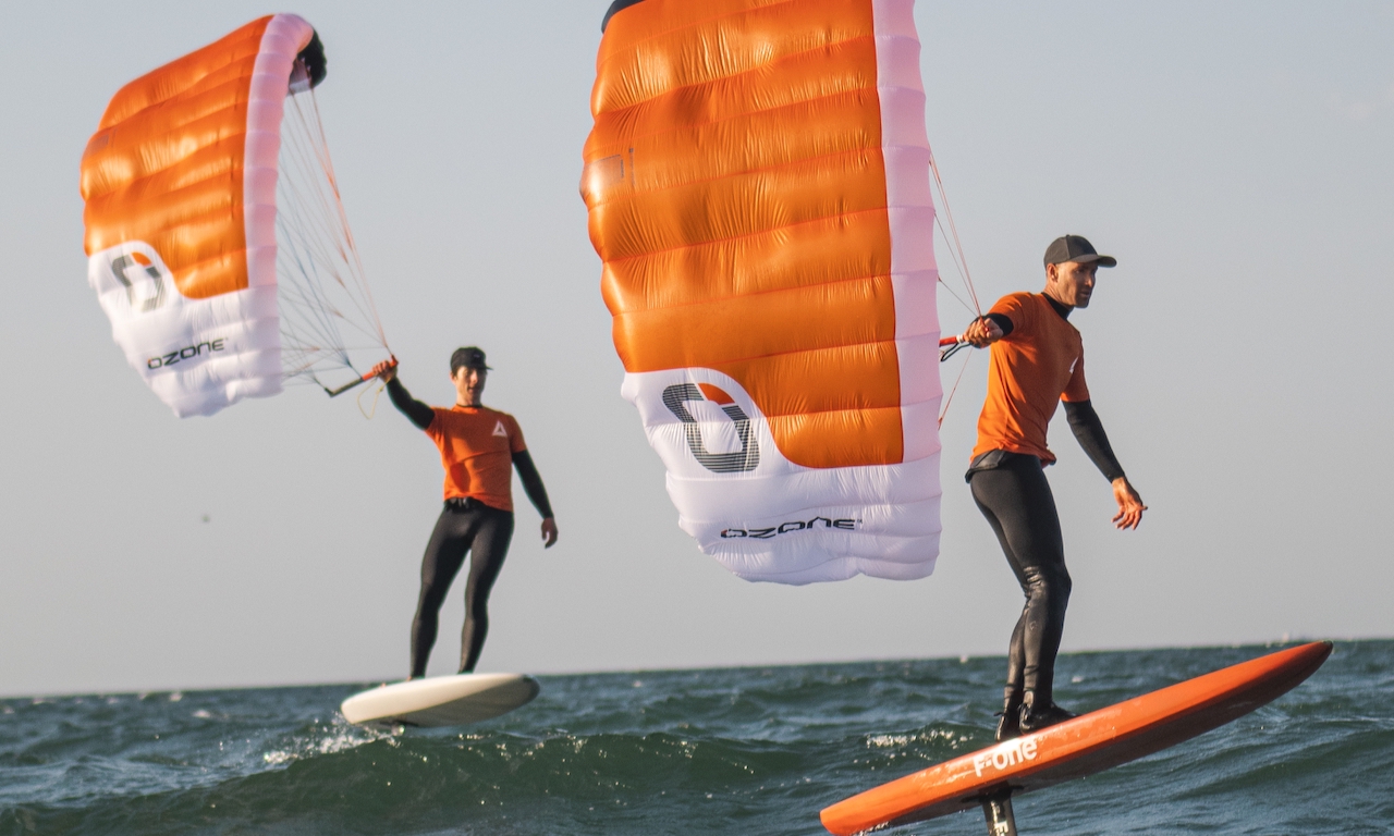 Parawingen mit dem Foilboard im Meer 2 Fahrer zu sehen