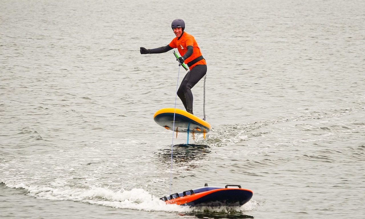 Schüler lernt Foilen hinter dem Tow Boogie