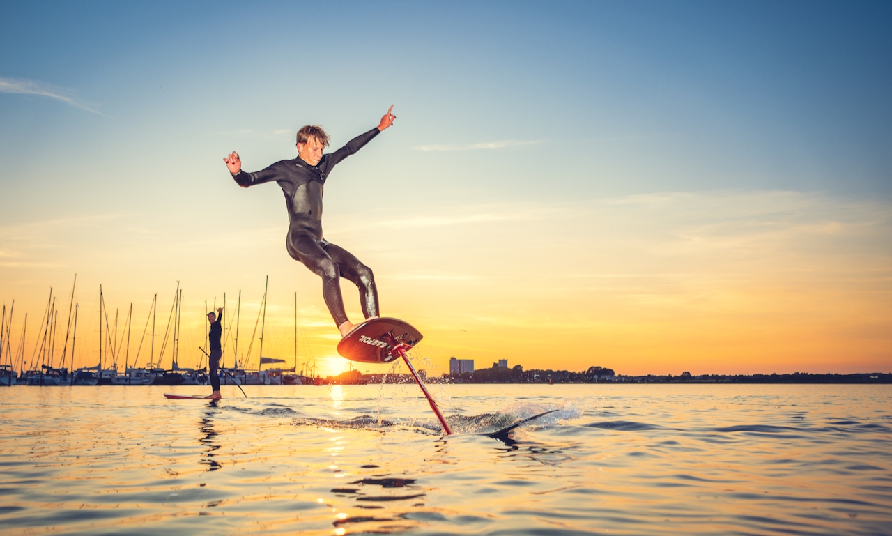 Pumpfoiler im Binnensee auf Fehmarn mit Foil vor der Kamera
