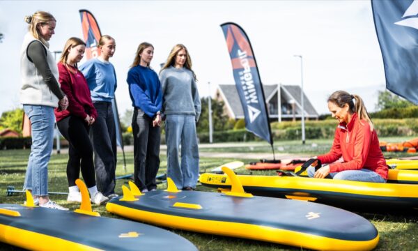 Wingfoil Girls (7 von 213) Girlscamp in Burgstaaken auf Fehmarn. Mädels schauen sich Wingfoil Equipment an