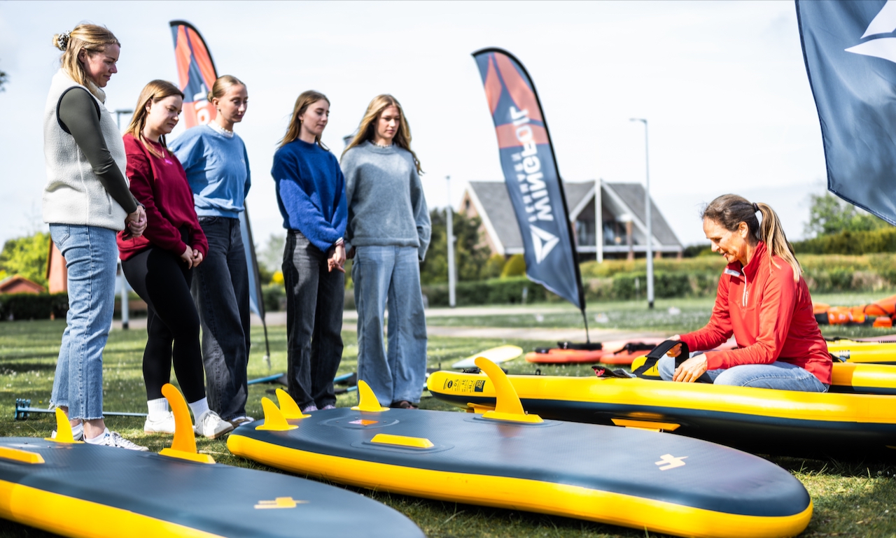 Girlscamp in Burgstaaken auf Fehmarn. Mädels schauen sich Wingfoil Equipment an