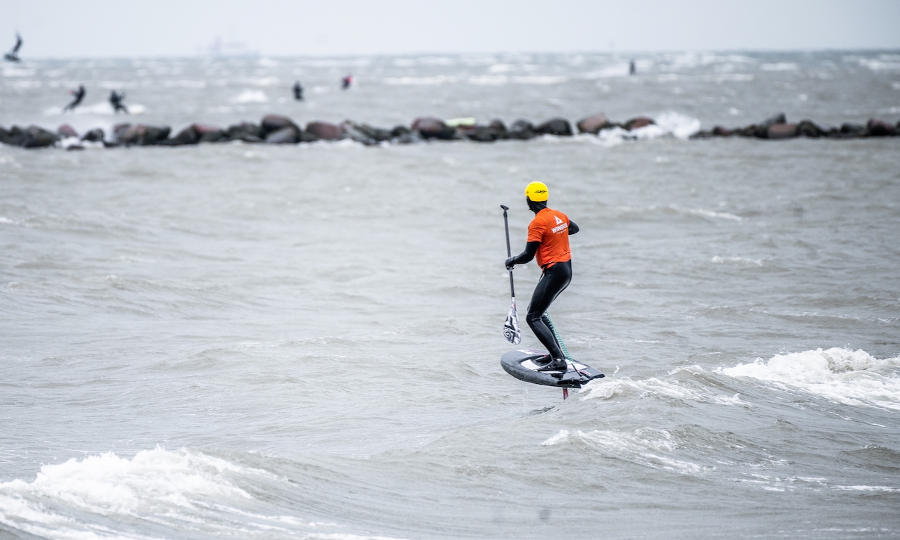 SUP Downwindfoiler auf Fehmarn in Puttgarden