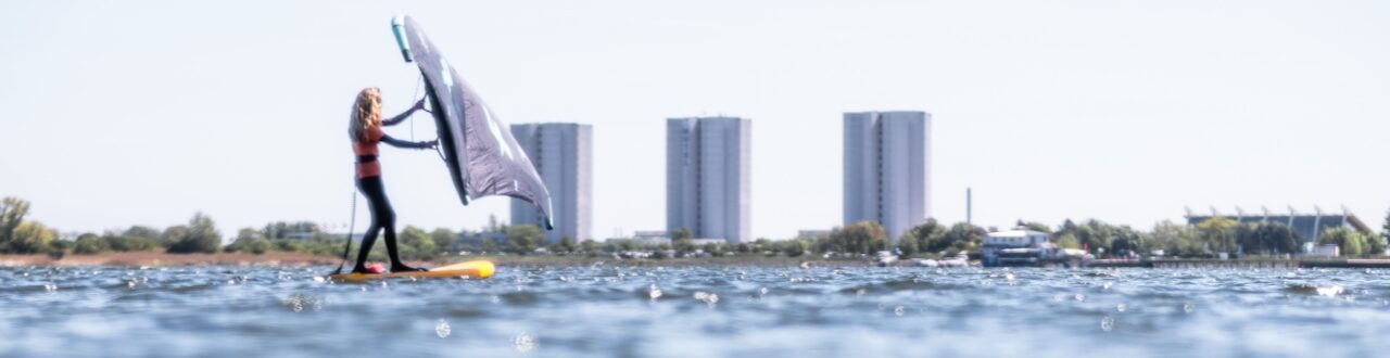 Wingfoil Girls (143 von 213) Wingfoilerin Breitbild mit dem IFA Hotel im Hintergrund