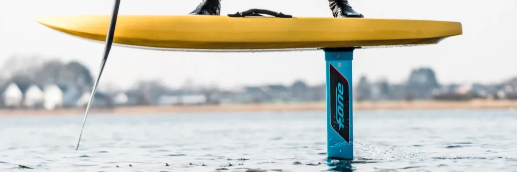 Z06_6578 Wingfoil Mast schwebt im Wasser